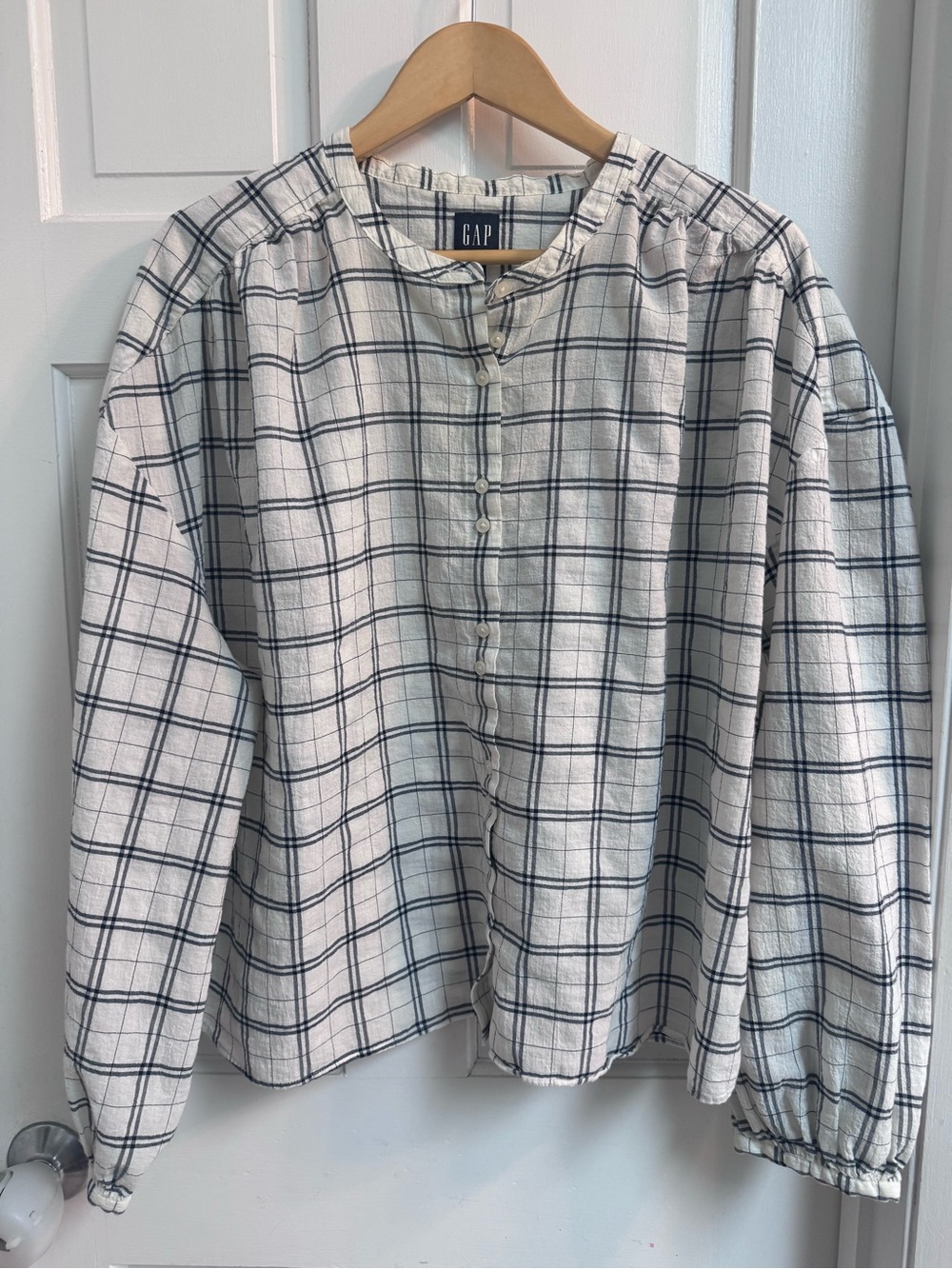 ✨CLEARANCE
GAP White and Navy Plaid Blouse
